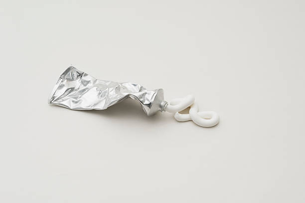 Tube de dentifrice écrasé
